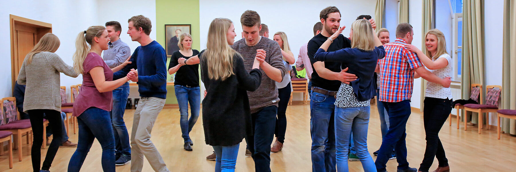 Menschengruppe tanzt im Raum.