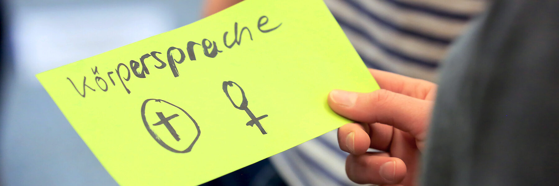 Zettel mit der Aufschrift Körpersprache.
