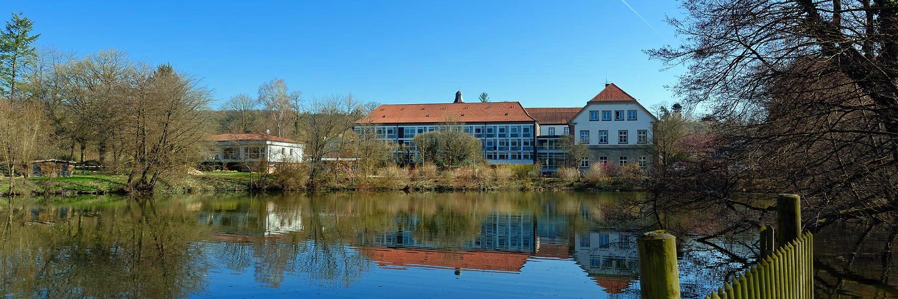 Kloster Hardehausen mit Blick auf See.