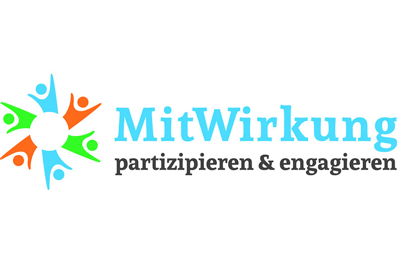 Logo mit buntem Symbol aus stilisierten Figuren in Blau, Grün und Orange, die kreisförmig um eine Mitte angeordnet sind. Daneben der Schriftzug: ‚MitWirkung – partizipieren & engagieren‘.