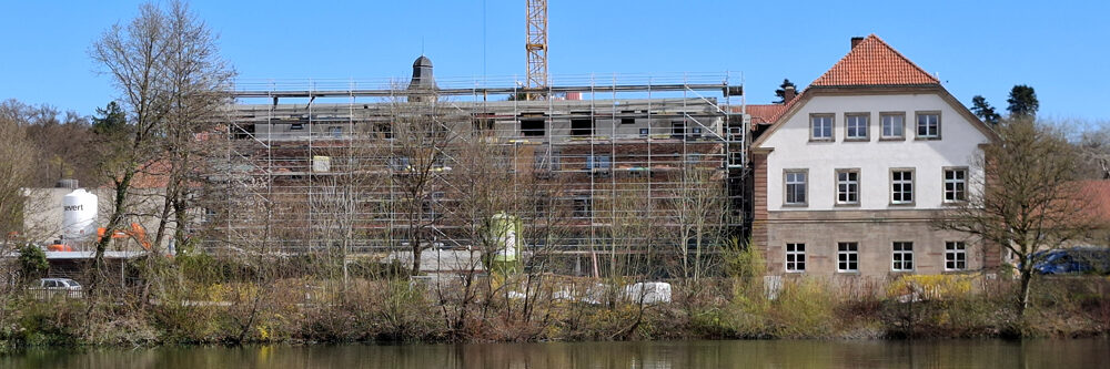Der bekannte Blick von Westen über den See zum neuen Bettentrakt